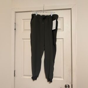 New Lululemon On The Fly Woven Joggers Size 12